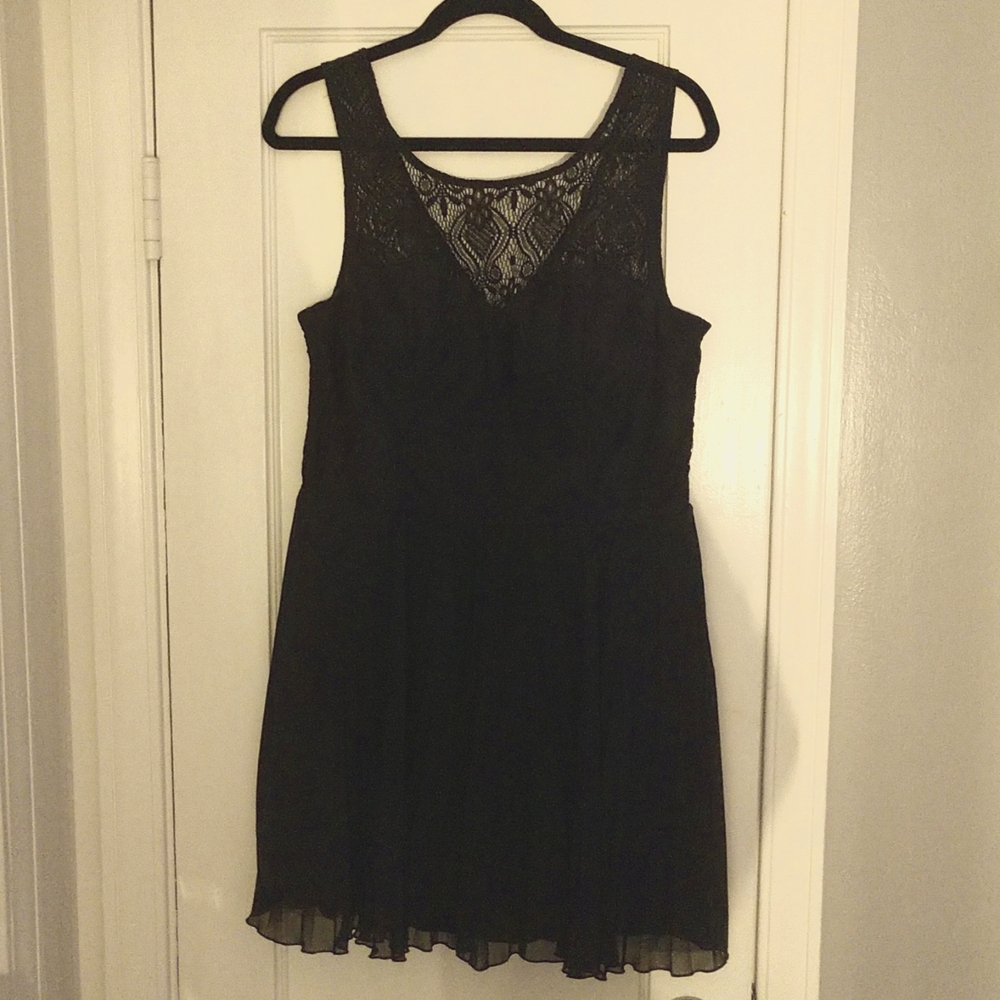 Trixxi lace sleeveless pleated dress